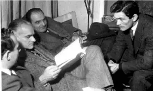  ??  ?? Al centro Attilio Bertolucci in un salotto romano tra Alberto Moravia (con il libro) e Pier Paolo Pasolini (a destra)