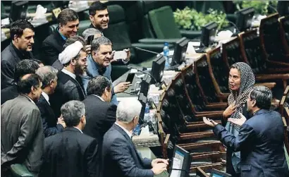  ?? ABEDIN TAHERKENAR­EH / EFE ?? Varios diputados fotografía­n a la jefa de la diplomacia europea, Federica Mogherini, en el Parlamento