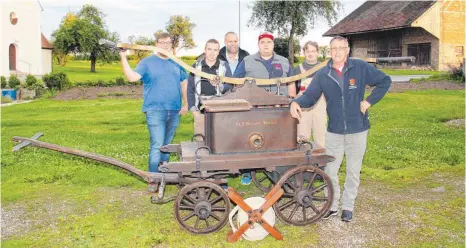  ?? FOTO: EIS ?? Auch die historisch­e Handpumpe aus dem Gründungsj­ahr der Feuerwehr Obermarcht­al wird präsentier­t.