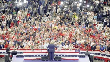  ??  ?? • El presidente Donald Trump habla durante un mitin para lanzar su campaña de reelección en el Amway Center, en Orlando, Florida. De nuevo se enfocó en eñ tema migratorio y su promesa del muro en la frontera con México.