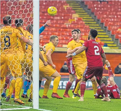  ?? Picture: SNS Group. ?? Lewis Ferguson, grounded, grabs Aberdeen’s injury-time winner against Livingston.