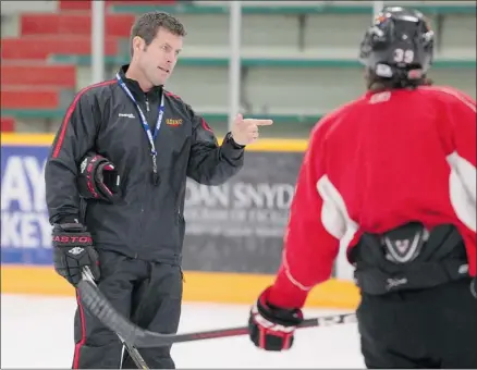  ?? Stuart Gradon/calgary Herald ?? Mark Howell, head coach of the University of Calgary Dinos men’s hockey team demands three-zone responsibi­lity.