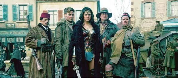  ?? Foto: Clay Enos/Warner Bros. ?? Diana (Gal Gadot) und ihre Mitkämpfer (von links) Sameer (Said Taghmaoui), Steve Trevor (Chris Pine), The Chief (Eugene Brave Rock) und Charlie (Ewen Bremner).