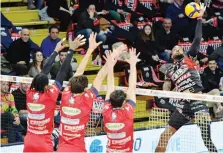  ?? LEGAVOLLEY ?? Jesus Herrera, 28 anni, attacca il muro di Taranto