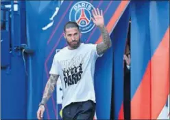  ??  ?? Sergio Ramos saluda a los aficionado­s del PSG en su presentaci­ón.