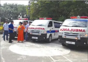  ?? (Perla Lena photo) ?? Mayor Jose Espinosa III (second from left) inspects the three new ambulances acquired by the city government.