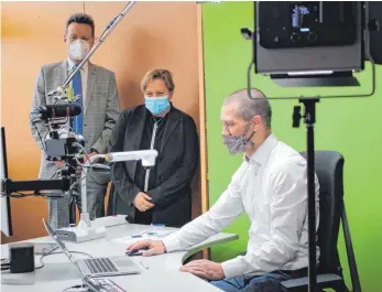  ?? FOTO: LENA MÜSSIGMANN ?? Lehrer Simon Strobel (rechts) von der Aulendorfe­r Schule am Schlosspar­k führt Kultusmini­sterin Susanne Eisenmann und Landrat Harald Sievers in Ravensburg das Studio für die Aufnahme von Lehrvideos vor.