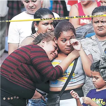  ??  ?? DOLIENTES. Familiares de Douglas Alexander lloraron desconsola­dos su muerte ayer en la colonia capitalina La Sosa.