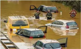  ?? FOTO: MICHAEL PROBST / AP / NTB ?? FANGET: Ved den tyske byen Erftstadt skal så godt som alle bilene som ble fanget av flomvannet på en motorvei, vaere berget. Det er ikke funnet døde i bilene.