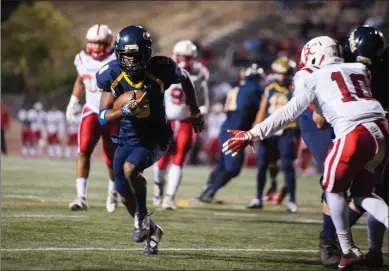  ?? Nikolas Samuels/The Signal (See additional photos at signalscv.com) ?? Cougars running back, Desean Holmes runs the ball into the endzone for a touchdown against the Bakersfiel­d Renegade at College of the Canyons in Valencia, Calif. on Saturday.