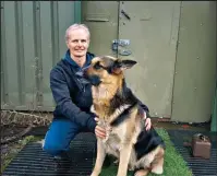  ??  ?? Mick Clegg e o seu pastor alemão, à porta do armazém-ginásio e centro de treino em Manchester onde ele fabrica campeões