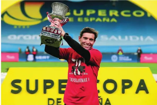  ?? EFE ?? Marcelino levanta la Supercopa ganada al Barcelona