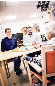  ?? FOTO: A. BRETZ ?? Safa Güvercin und Jan Moldenhaue­r (hier im Caritas-Altenheim St. Martin) könnten sich vorstellen, für ihr Studium in ein Altenheim zu ziehen.