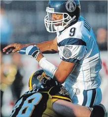  ?? NATHAN DENETTE CANADIAN PRESS ?? Hamilton’s Adriano Belli pressures Damon Allen on Sept. 5, 2005.