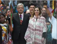  ??  ?? AMLO and the first lady in the Zócalo