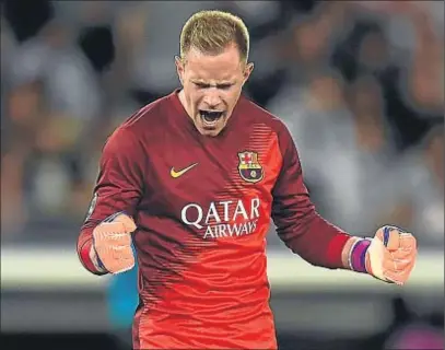  ?? LARS BARON / GETTY IMAGES ?? Ter Stegen, que realizó dos paradas de mérito, celebra uno de los goles del Barcelona