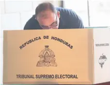  ??  ?? DEBER. Un señor ejerce el voto en un centro de San Manuel.