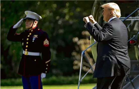  ?? Andrew Harnik/Associated Press ?? O presidente dos Estados Unidos, Donald Trump, levanta as mãos enquanto se prepara para deixar a Casa Branca