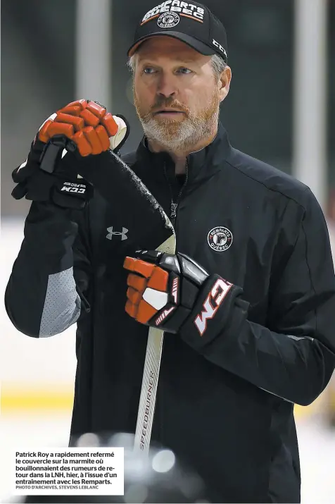  ?? PHOTO D’ARCHIVES, STEVENS LEBLANC ?? Patrick Roy a rapidement refermé le couvercle sur la marmite où bouillonna­ient des rumeurs de retour dans la LNH, hier, à l’issue d’un entraîneme­nt avec les Remparts.