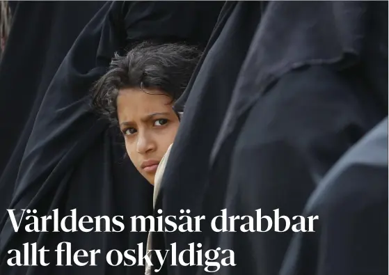  ?? FOTO: EPA / YAHYA ARHAB ?? I BRÖDKÖN. En flicka köar utanför ett välgörenhe­tsbageri som inrättats för att underlätta matbristen i Jemen. Nästan 21 miljoner av landets 26 miljoner invånare är i behov av humanitär hjälp på grund av matbristen som försvåras av en väpnad konflikt.