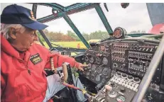  ?? FOTO: JÜRGEN FISCHER ?? Im Cockpit der Antonow AN2 sitzt Eigentümer Alfred Steinbach. Er ist bei Flugfesten mit seinem Oldie gern zu Gast.