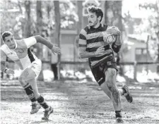  ?? SEBASTIÁN CORTÉS-LA NUEVA. ?? Una de las virtudes de la UTN, ayer ante Centro Naval, fue su despliegue en el juego abierto. Consiguió cuatro tries.