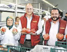  ?? ?? Nar hasadına katılan Belediye Başkanı Avni Örki, (solda) “Hedefimiz Denizli’nin marka değerini yükseltmek” dedi.