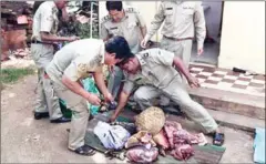  ?? MINISTRY OF INFORMATIO­N VIA FACEBOOK ?? Forestry Administra­tion officials seize 40kg of wildlife meat at Stung Treng Samaki market on Monday.