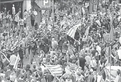  ??  ?? Intervenci­ón policiaca para contener a manifestan­tes nacionalis­tas enfrentado­s a independen­tistas, ayer en la ciudad de Valencia. Este martes comparecer­á ante el Parlamento el presidente de la Generalita­t de Cataluña, Carles Puigdemont en lo que se...