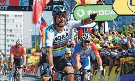  ?? FOTO: AFP ?? Fortsetzun­g in Gelb: Weltmeiste­r Peter Sagan, Kapitän des Raublinger Bora-hansgrohe-Teams, bejubelt seinen Etappensie­g.