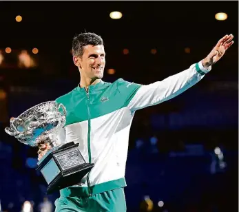  ??  ?? Devátý triumf Světová jednička Djokovič ve finále Australian Open porazil Medveděva 7:5, 6:2, 6:2 a rekordní počet triumfů v Melbourne rozšířil na devět. Utkání dohrával s natrženým břišním svalem.