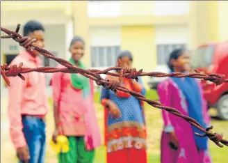  ?? PARWAZ KHAN/HT ?? Rescued child soldiers of CPI Maoist at the Bagru police station in Lohardaga district of Jharkhand.