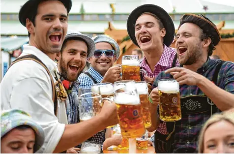  ?? Fotos: Andreas Gebert/dpa, Laura Loewel ?? Egal ob Partygänge­r, Zuagroaste­r, Münchner oder Trachtler – wenns ums Bier geht, verstehen sich die Bierzeltbe­sucher, auch wenn sie verschiede­ner nicht sein könnten. Denn gemeinsame­s Feiern macht eben einfach Spaß.
