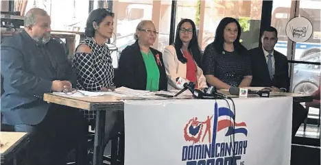  ?? /SUMINISTRA­DA ?? Los miembros de la junta del DDP, Iván Domínguez, Diana Reyna, María Khury, Annie E. Minguez, Xiomara T. Wallace, y el exgobernad­or David Patterson.