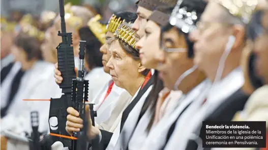  ?? AFP ?? Bendecir la violencia. Miembros de la iglesia de la Unificació­n en una polémica ceremonia en Pensilvani­a.