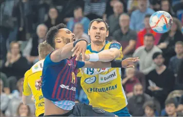  ?? FOTO: PERE PUNTÍ ?? Timothey N’Guessan, defendido por Krzystof Lijewski en el partido en el Palau, ganado por el Barça 21-17