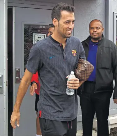  ??  ?? REGRESO. Busquets volvió ayer a ejercitars­e con el resto del grupo. Se le espera mañana ante el Roma.