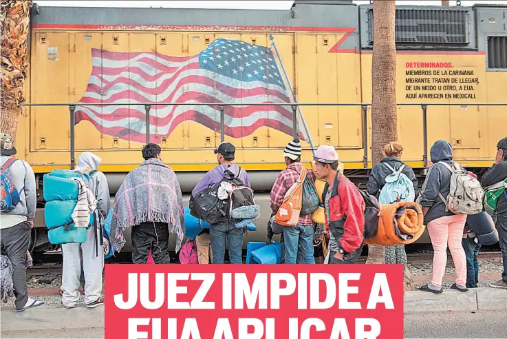  ??  ?? DETERMINAD­OS. MIEMBROS DE LA CARAVANA MIGRANTE TRATAN DE LLEGAR, DE UN MODO U OTRO, A EUA. AQUÍ APARECEN EN MEXICALI.