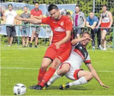  ?? FOTO: HKB ?? Im Finale um den Pokal des Fußballbez­irks Schwarzwal­d verpasste der VfL Mühlheim aber das Double. Gegen den Bezirkslig­a-Kontrahent­en SpVgg Trossingen (rotes Trikot) zog der Landesliga-Aufsteiger beim 1:3 aber den Kürzeren.