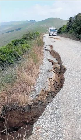  ?? ?? Subsidence below the road.