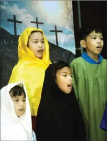  ?? HANUNG HAMBARA/JAWA POS ?? KISAH PENEBUSAN DOSA: Anak-anak sekolah minggu menyanyi di sela-sela memainkan drama Paskah di Gereja Reformed Injili Sidoarjo, Pagerwojo, kemarin.