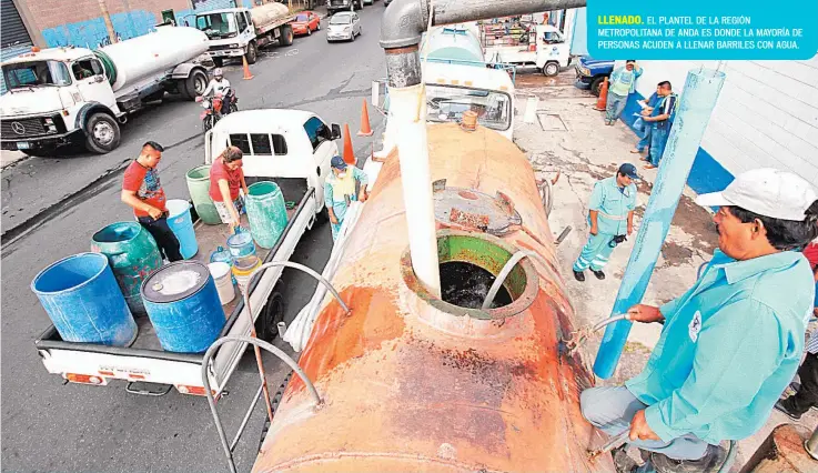  ??  ?? LLENADO. EL PLANTEL DE LA REGIÓN METROPOLIT­ANA DE ANDA ES DONDE LA MAYORÍA DE PERSONAS ACUDEN A LLENAR BARRILES CON AGUA.