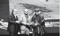  ??  ?? Monté sur scène pour recevoir le prix du meilleur décor (ex aequo avec The last of us), Nacer Khemir a déclaré, surpris : «Il n’y a pas de décorateur dans mon film»