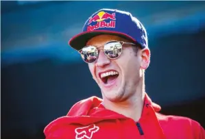  ??  ?? Depuis son arrivée chez les reds fin 2016, Ken Roczen s’est gravement blessé à deux reprises. L’allemand conserve malgré tout le sourire et espère des jours meilleurs! Kevin Windham est l’homme qui s’est lancé le premier sur le front du SX US au guidon de la CRF 450!