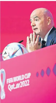  ?? FOTO: TOM WELLER/DPA ?? Fifa-Präsident Gianni Infantino muss sich viel Kritik für den Ablauf der Fußball- Weltmeiste­rschaft in Katar gefallen lassen.