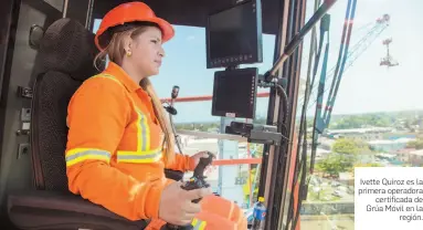  ?? FOTOS: GUSTAVO banegas ?? Ivette Quiroz es la primera operadora
certificad­a de Grúa Móvil en la
región.