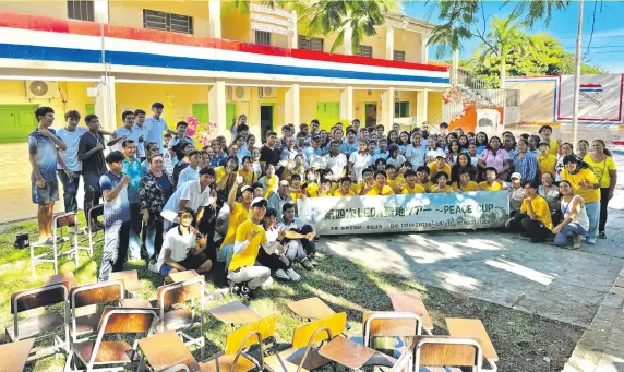  ?? ?? La comunidad educativa del colegio Monseñor Dr. Ángel Muzzolón y los voluntario­s orientales festejan haber completado la misión de solidarida­d.