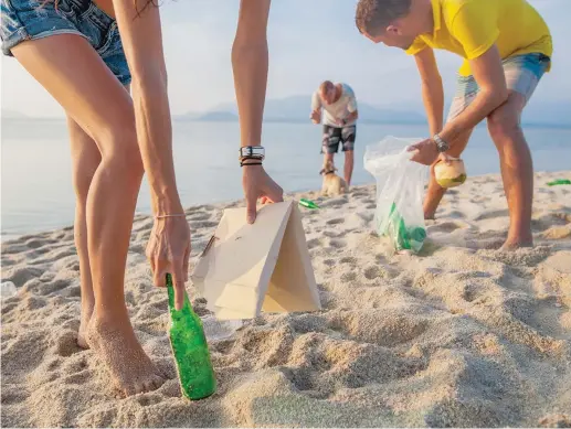  ?? Desde hace varios meses que ACOS ofrece alimento a cambio de limpiar las playas. Shuttersto­ck/La República ??