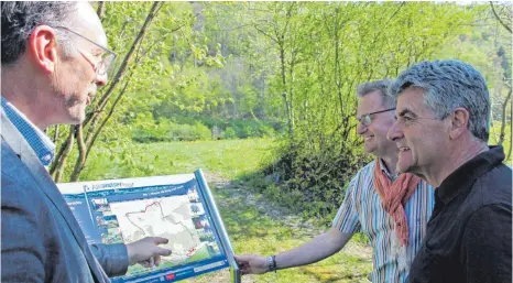  ?? SZ-FOTO: JON ?? Wolfgang Koller vom Landratsam­t, Markus Kempf vom Albverein Justingen/Ingstetten und Heinz Moser von der Ortsgruppe Hütten (v.l.)