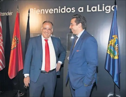  ??  ?? Javier Tebas, en un acto promociona­l de LaLiga junto a Jonathan Praena, presidente del Fuenlabrad­a.